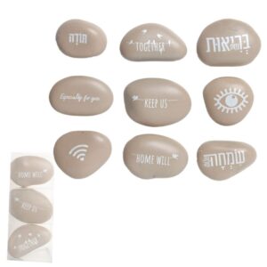 שלישיית חלוקי נחל אפור כיתוב לבן